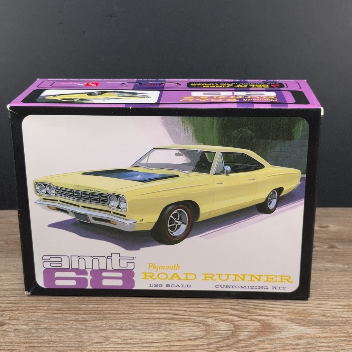 AMT '68 Plymouth Road Runner Plastic Model Kit 821/12 1:25 NIOB