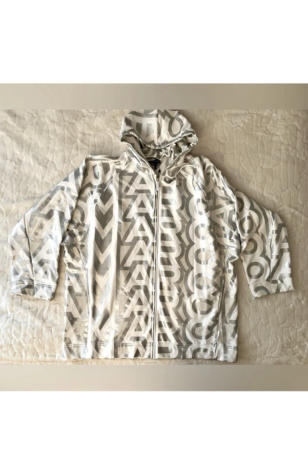 Sudadera con Capucha Marc Jacobs Monograma Cremallera | Plateada/Blanca Talla M/L. Nuevo con etiquetas puestas. Foto 3 de 4