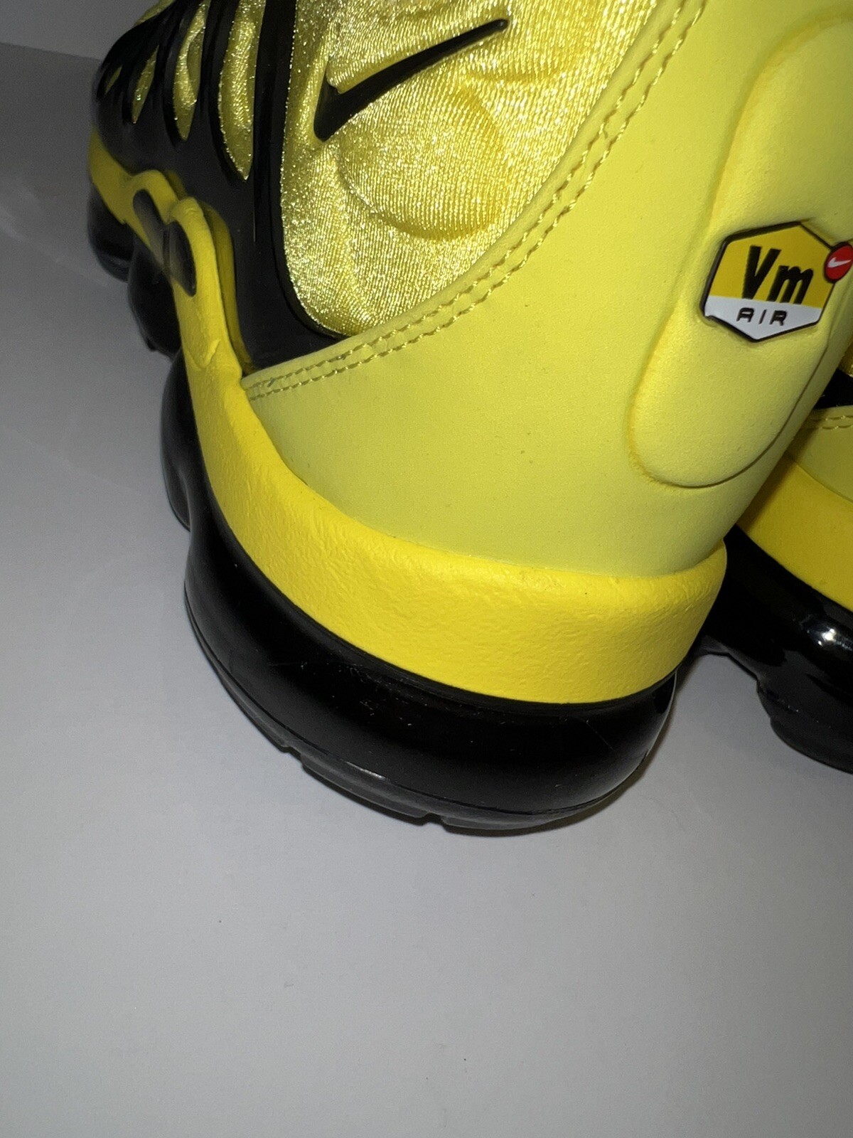 nike vapormax black and yellow