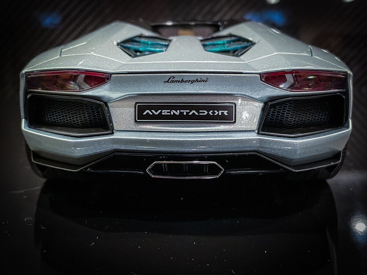 1/18 AutoArt Lamborghini Aventador LP700-4 Roadster Azzuro 1/18 AutoArt Lamborghini Aventador LP700-4 Roadster Azzuro
