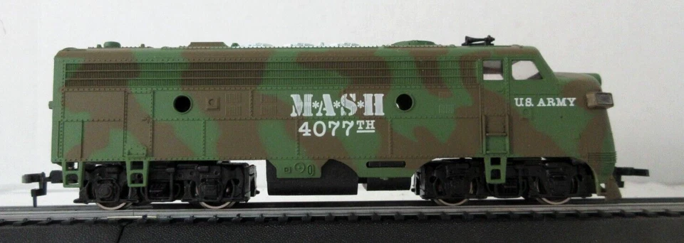 HO SCALE MASH ARMY F UNITS 1 POWERED 1 DUMMY - Image 3 of 4