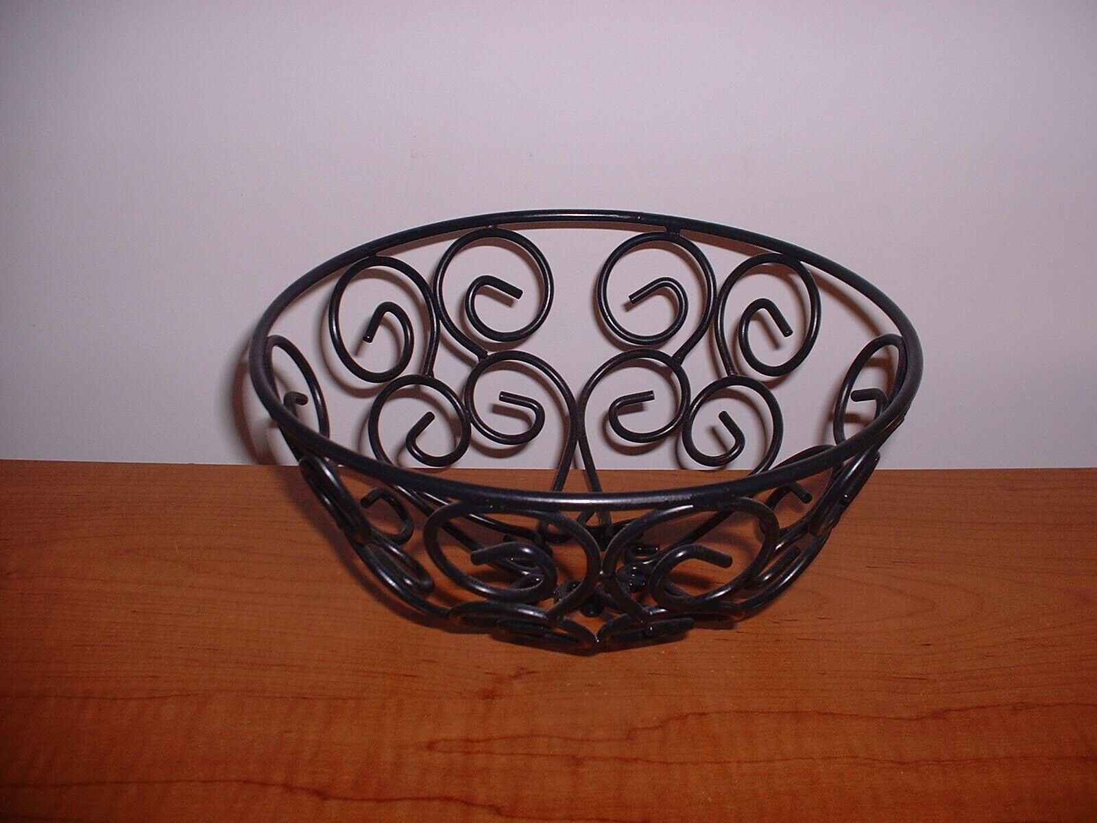 METAL WROUGHT IRON WIRE ROUND FRUIT BASKET BOWL TABLE TOP HEAVY