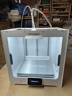 Ultimaker S5 3D Drucker gebraucht, guter Zustand. Mit Rollen und Zubehör