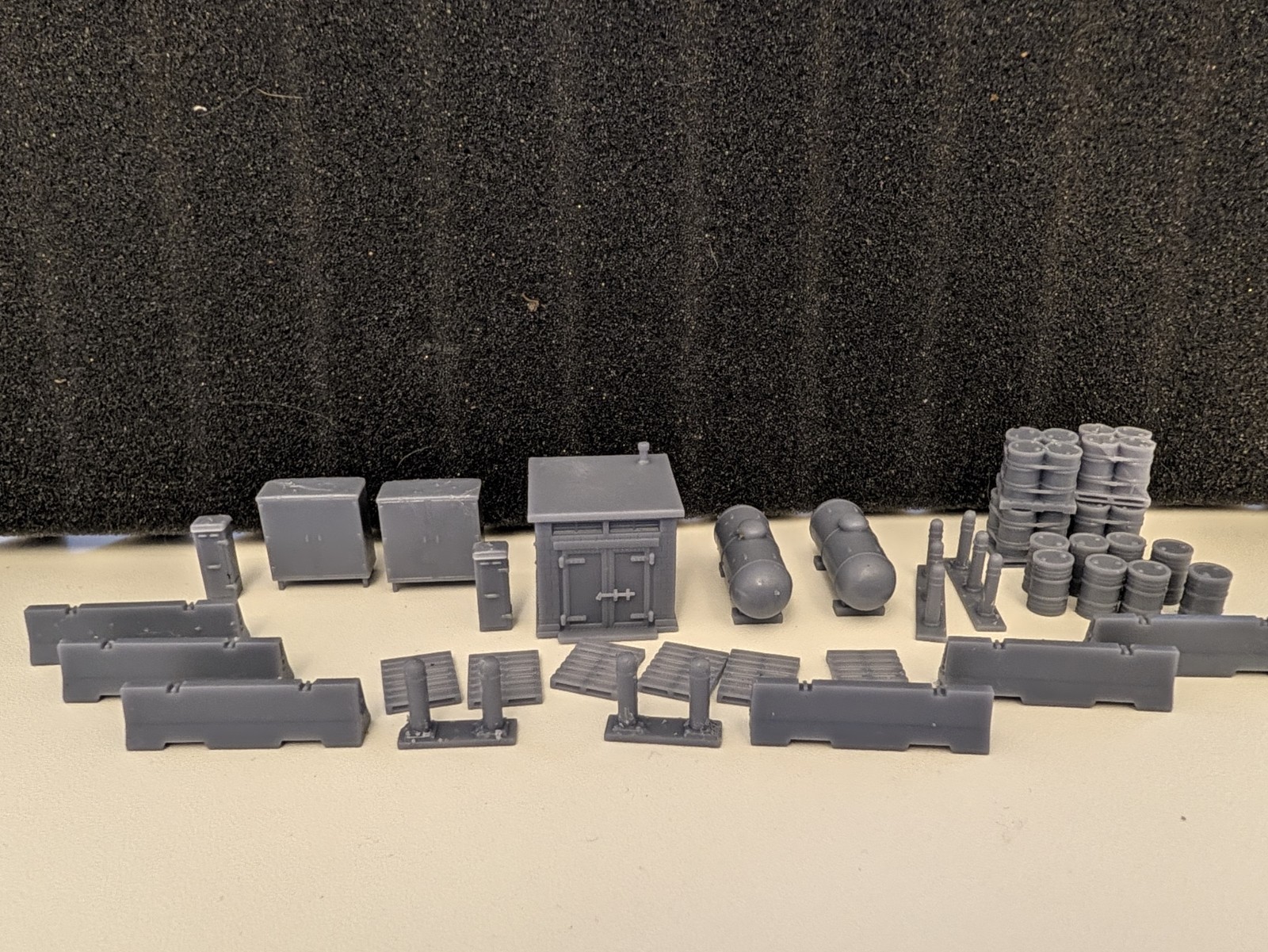 HO Scale 1:87 Deluxe Industrial Complex 36pc Kit Brick Shed Fuel Tanks Barriers