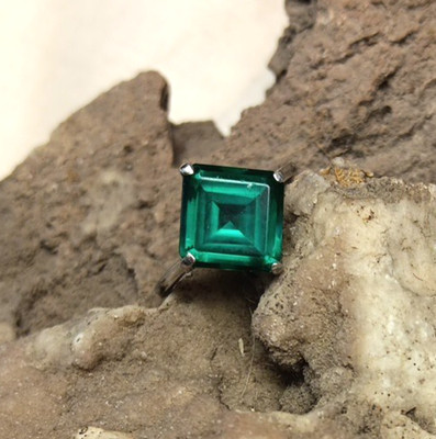 Ring 10 Karat Weißgold Smaragdschliff Quadrat grüner Edelstein Größe 8,25 3,9 Gramm