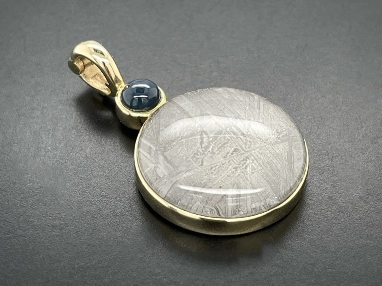 ANHÄNGER AUS 375/-GG MIT METEORIT/BK_DUBL. BEH. & STERNSAPHIR BEH. SCHMUCKJAGD - Bild 3 von 4