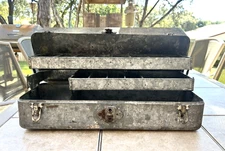 VTG SIMONSEN SEARS ROEBUCK Co. JC Higgins METAL TACKLE BOX W FOLD OUT TRAY & KEY