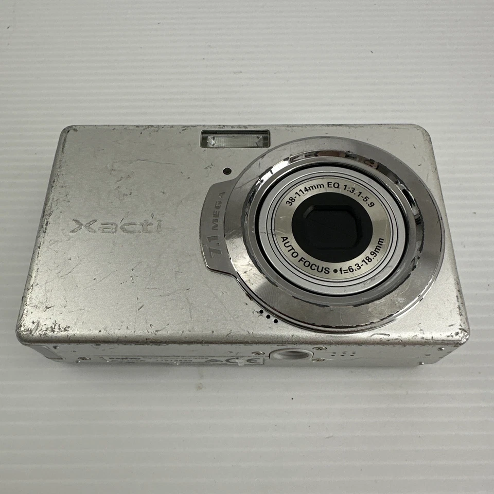 Sanyo Xacti VPC-E7EX Silver 7.1 MP 2.5" Display 3x Optical Zoom Digital Camera - Image 2 of 4