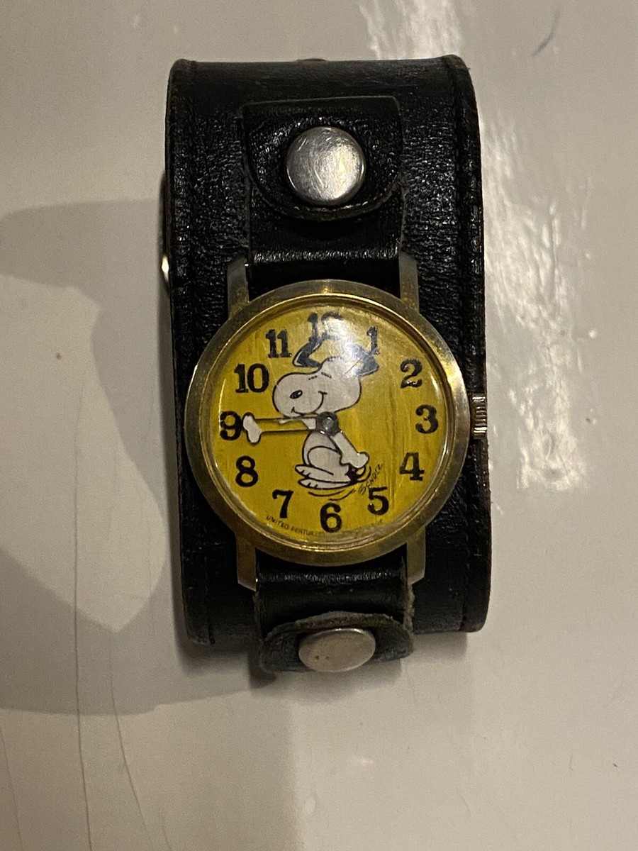 Rare and vintage Snoopy watch with original leather strap. Vintage Mechanical Snoopy Wrist Watch Runs Peanuts Charles  main image 4