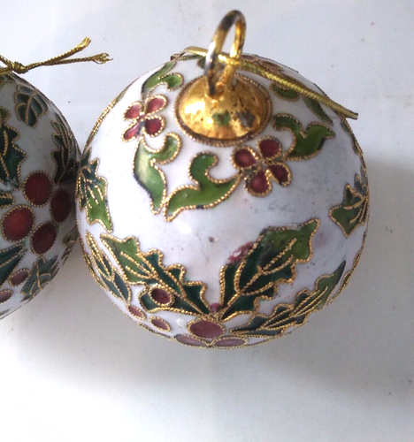 (2) VTG ENAMEL CLOISONNE BALL SHAPED W HOLLY BERRIES & LEAVES CHRISTMAS ORNAMENT - Bild 3 von 4