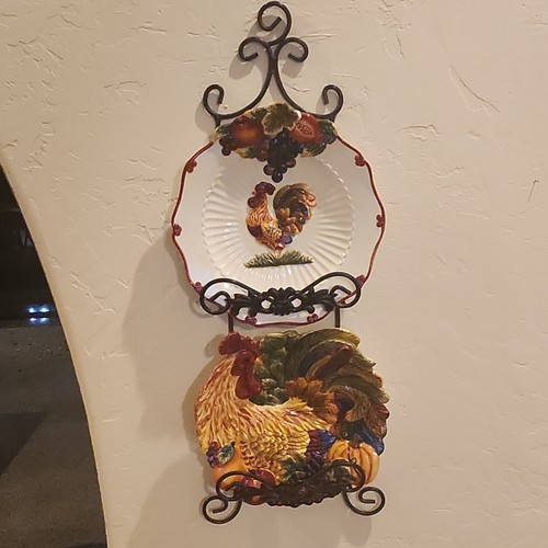 Signature Tuscany Vertical Metal Plate Rack Wall Mounted with 2 Rooster Plates