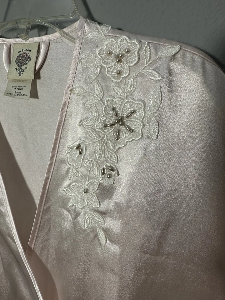 Conjunto de camisón y bata vintage de satén rosa elegante y coqueto In Bloom de Jonquil Foto 2 de 4