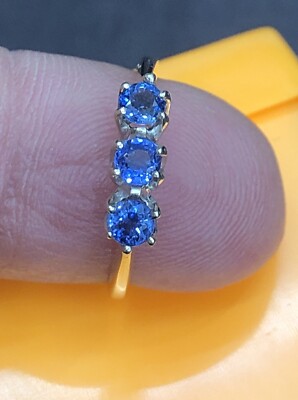 14KT GELBGOLD RING MIT DREIFACH FUNKELNDEN HELLBLAUEN EDELSTEINEN GRÖSSE 7 GEWICHT 2g