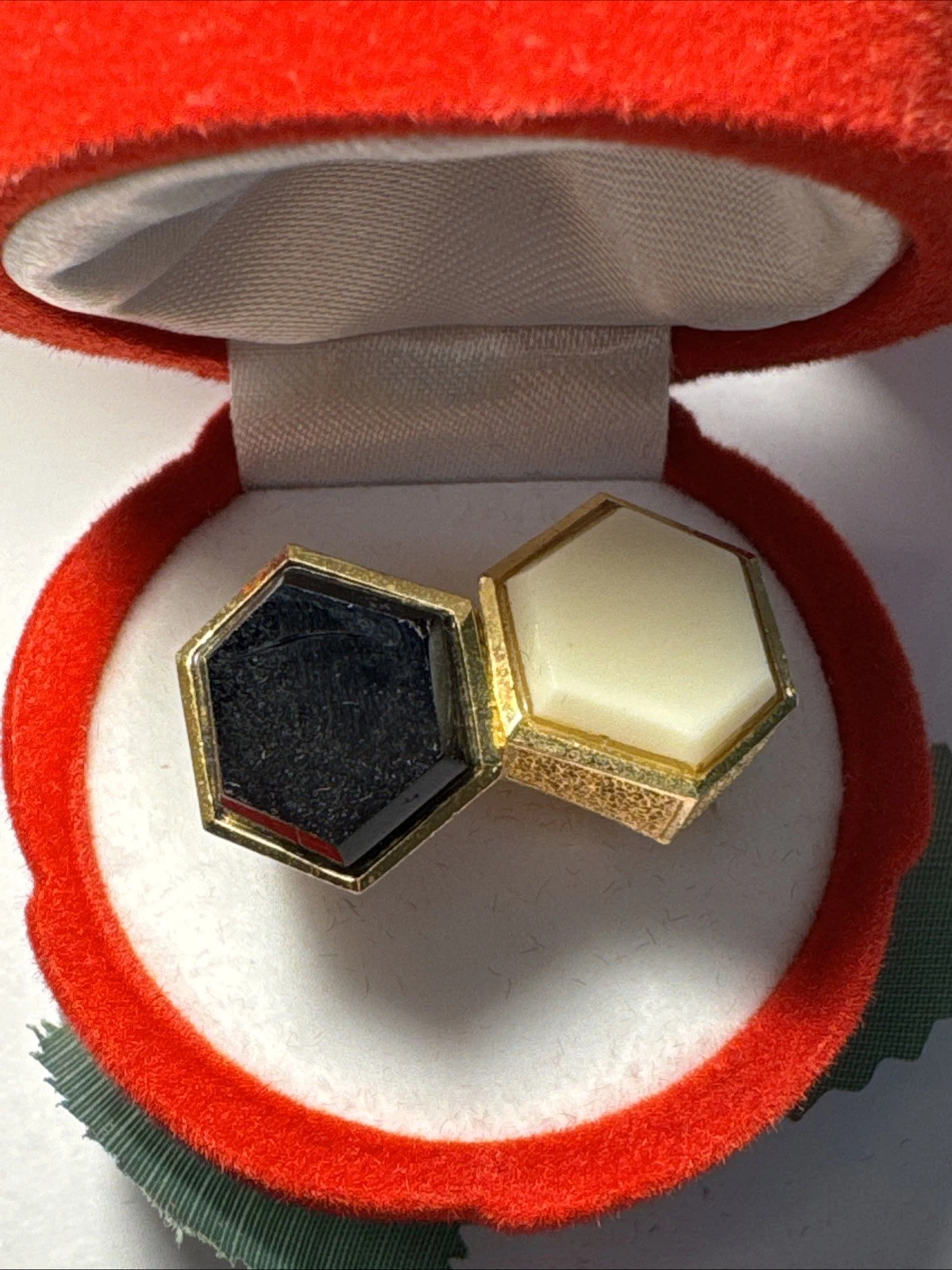 Bague vintage fantaisie avec pierre noir et blanche. Taille 54.