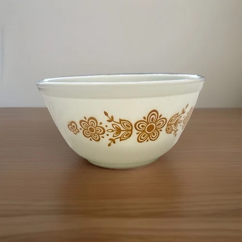 Vintage Pyrex Butterfly Gold 1-1/2 Quart 402 Nesting Mixing Bowl-Orange on White
