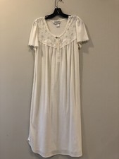 VTG MISS ELAINE Long Nightgown Pale White Embroidered Floral Size M Short Sleeve