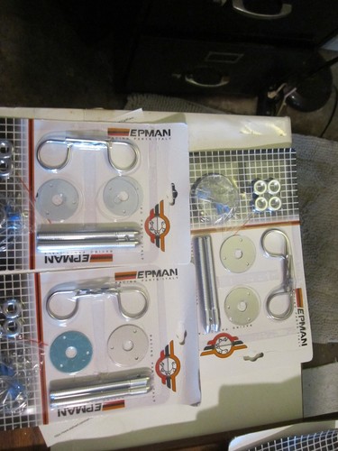 PERFORMANCE ALUMINUM HOOD PIN KIT 3/8" PINS,CLIPS WITH NUTS AND LANYARDS, 3 SETS - 第 1/5 張圖片