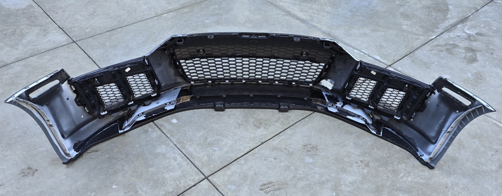 2015-2018 AUDI R8 FRONT BUMPER COVER ASSEMBLY W/ GRILLES WHITE DAMAGED CARBON 