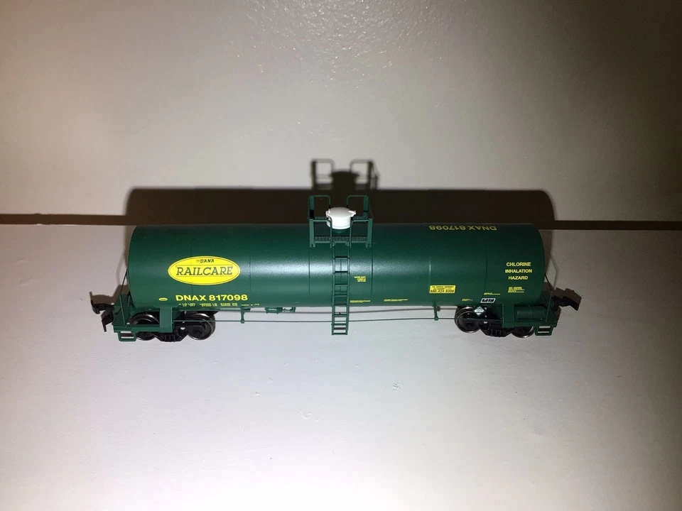 Atlas HO Scale Master Line DANA Railcare Chlorine Tank Car DNAX 817098 - Image 2 of 4