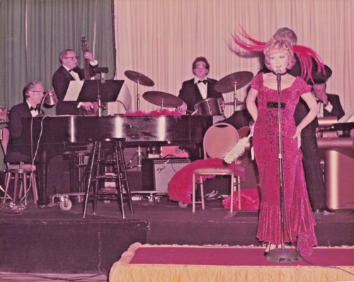 Edie Adams Performing Jazz Singer zdjęcie z lat 70. - Zdjęcie 1 z 2