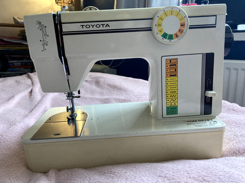 Toyota Nähmaschine Modell 421 Serie ECB1 + Fußpedal - Top Zustand