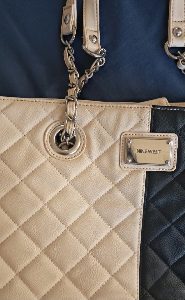 Bolso de Mano Nine West Imitación Cuero Acolchado Marfil/Negro 14 1/2"W x 11"H Foto 3 de 4