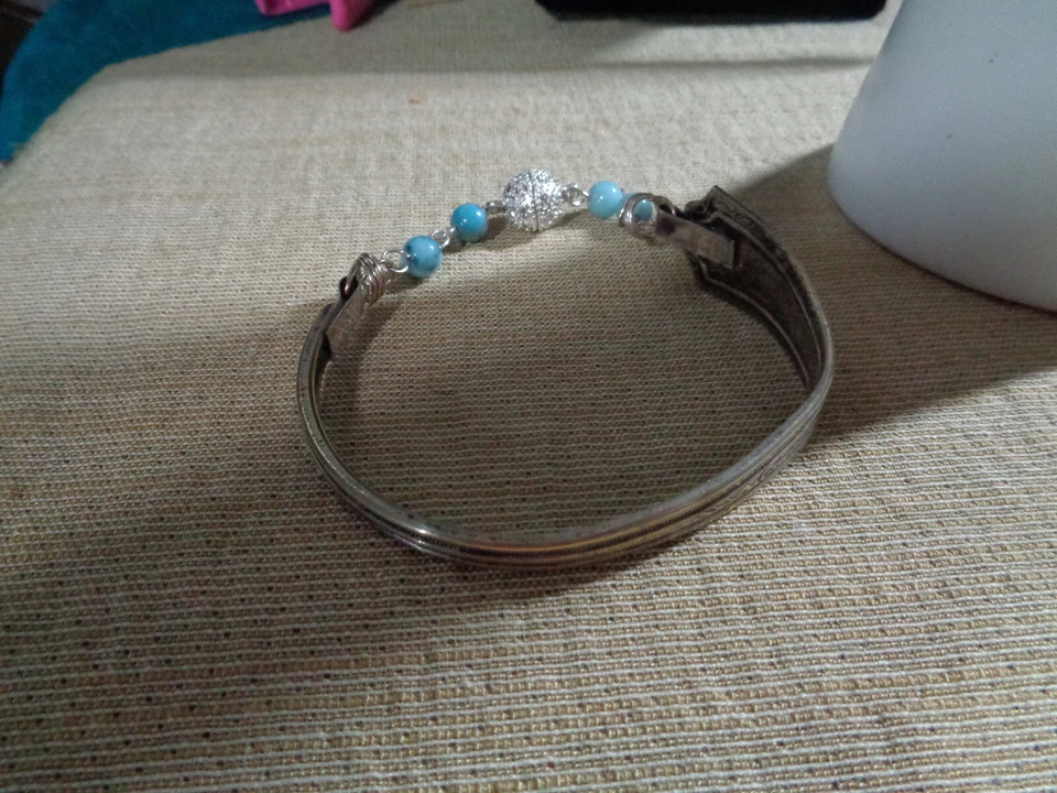 "Pulsera cuchara chapada en plata de 8 1/2"" artesanal, con placa de plata forjada a mano" Foto 2 de 4