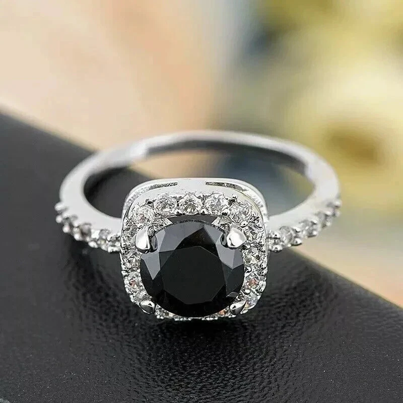 Anillo de diamantes negros simulados de corte redondo de 3,25 quilates enchapado en oro blanco de 14 k Foto 2 de 2