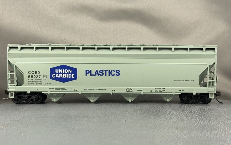 Athearn - Union Carbide - 55' Covered Hopper + Wgt # 55227 w/Kadees