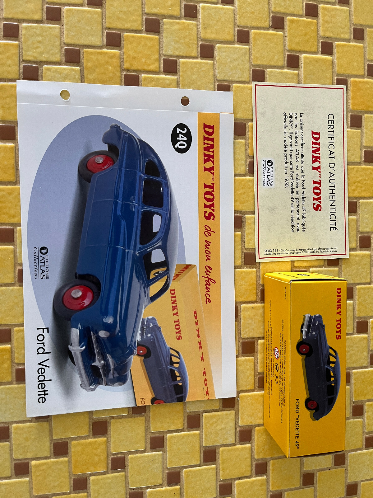Coffret collector Dinky Toys Atlas Ford Vedette 49 berline miniature zamak 24Q avec certificat original