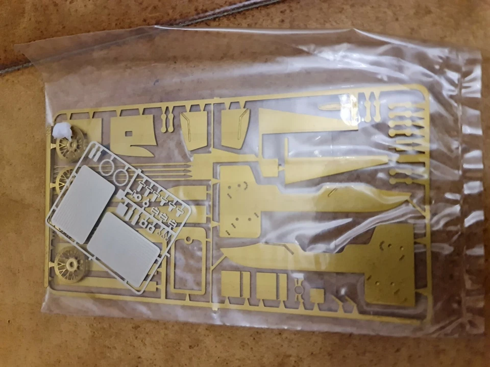 BBR PROJECT 20 - PR03 - FERRARI F310B 1997 KIT IN RESINA 1/20 CON METAL PARTS - Immagine 4 di 4