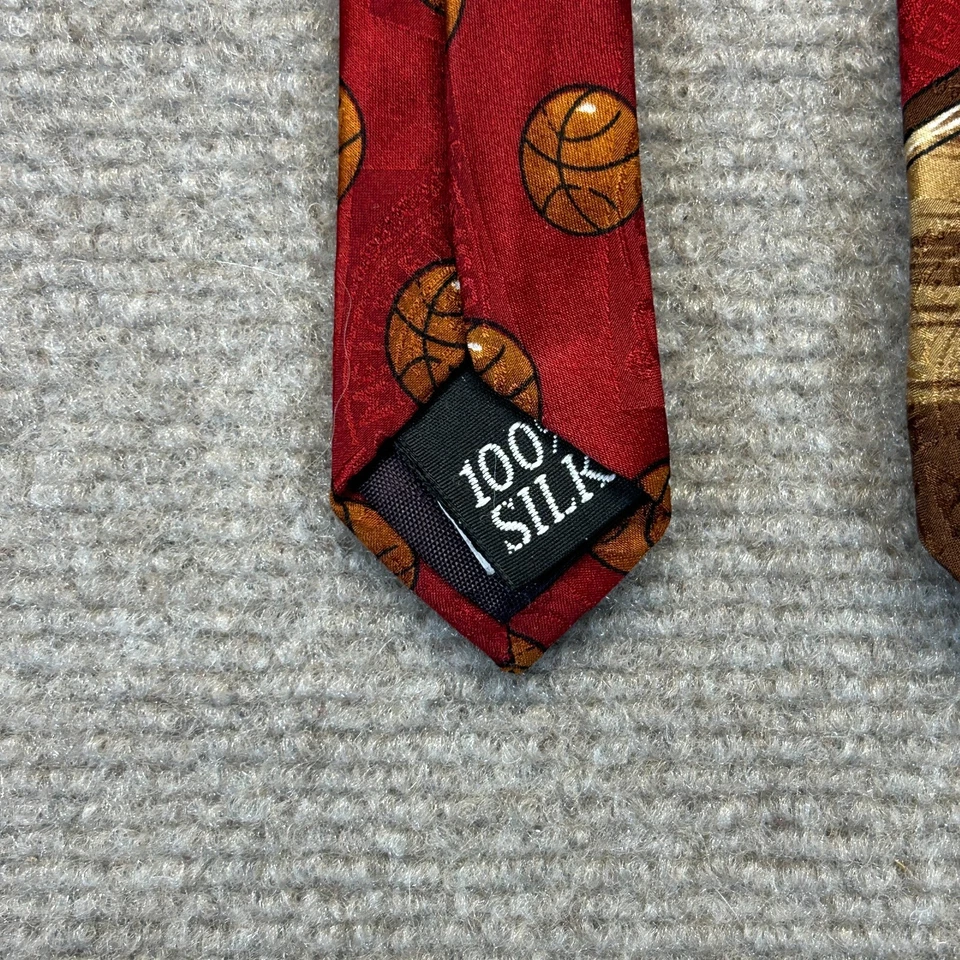 Corbata de baloncesto Tabasco aro jugadores AOP balones de baloncesto rojo 4" de ancho 100 % seda Foto 3 de 4