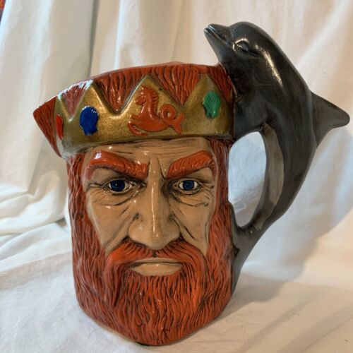 Huge VIKING 3D ceramic PITCHER w/Dolphin Handle 8”H beer jug RARE Marked - Afbeelding 1 van 8