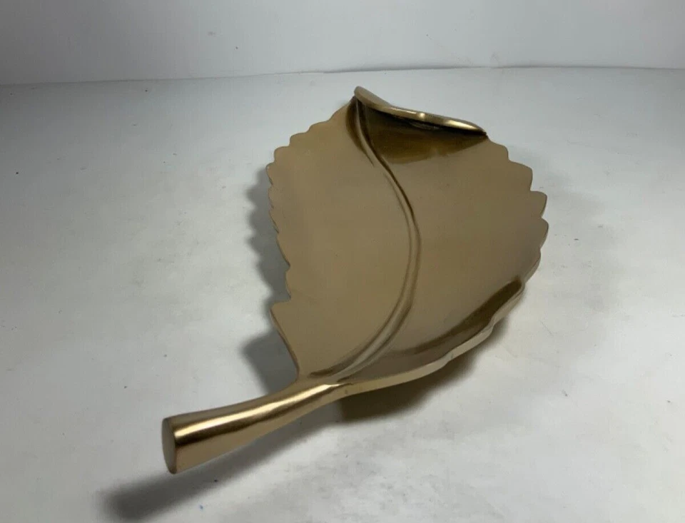 Plato de baratija de hoja de plátano de latón Anthropologie de 13 pulgadas Foto 3 de 4