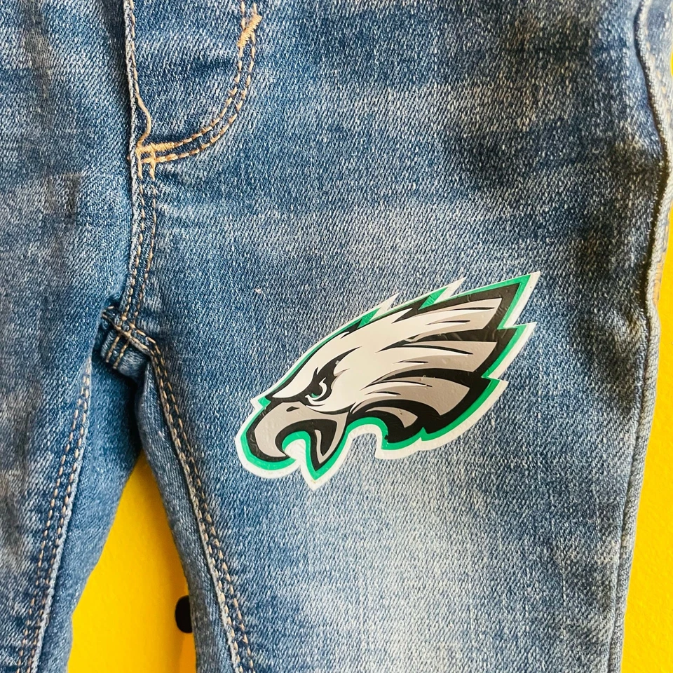 Pantalones de mezclilla ajustados Old Navy para bebés niños 12-18 M | Parche Eagles | Streetwear Mini Foto 2 de 4