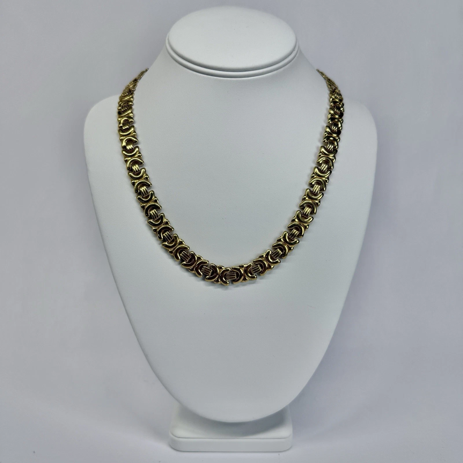Elegant Flat Chain XOXO Link Gold Tone Vintage Necklace Jewelry N347