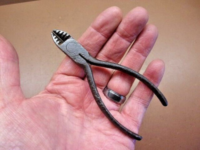 Vintage Unbranded Unique Cutter Pliers 4 5/8'' Long 1/2'' Cutters with Grooves