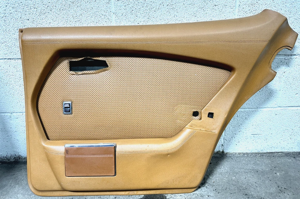 1976 MERCEDES 450 SE W116 REAR RIGHT DOOR PANEL TRIM ASSEMBLY OEM 1167370270 - Imagem 3 de 4