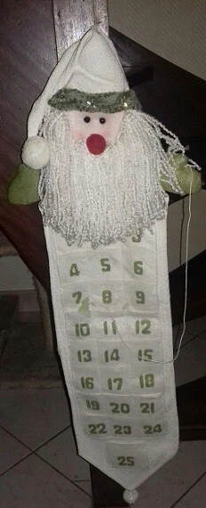 323- CALENDRIER DE L'AVENT PERE NOEL- TISSU FEUTRINE -DECORATION NOEL (MURALE) - Photo 1/1