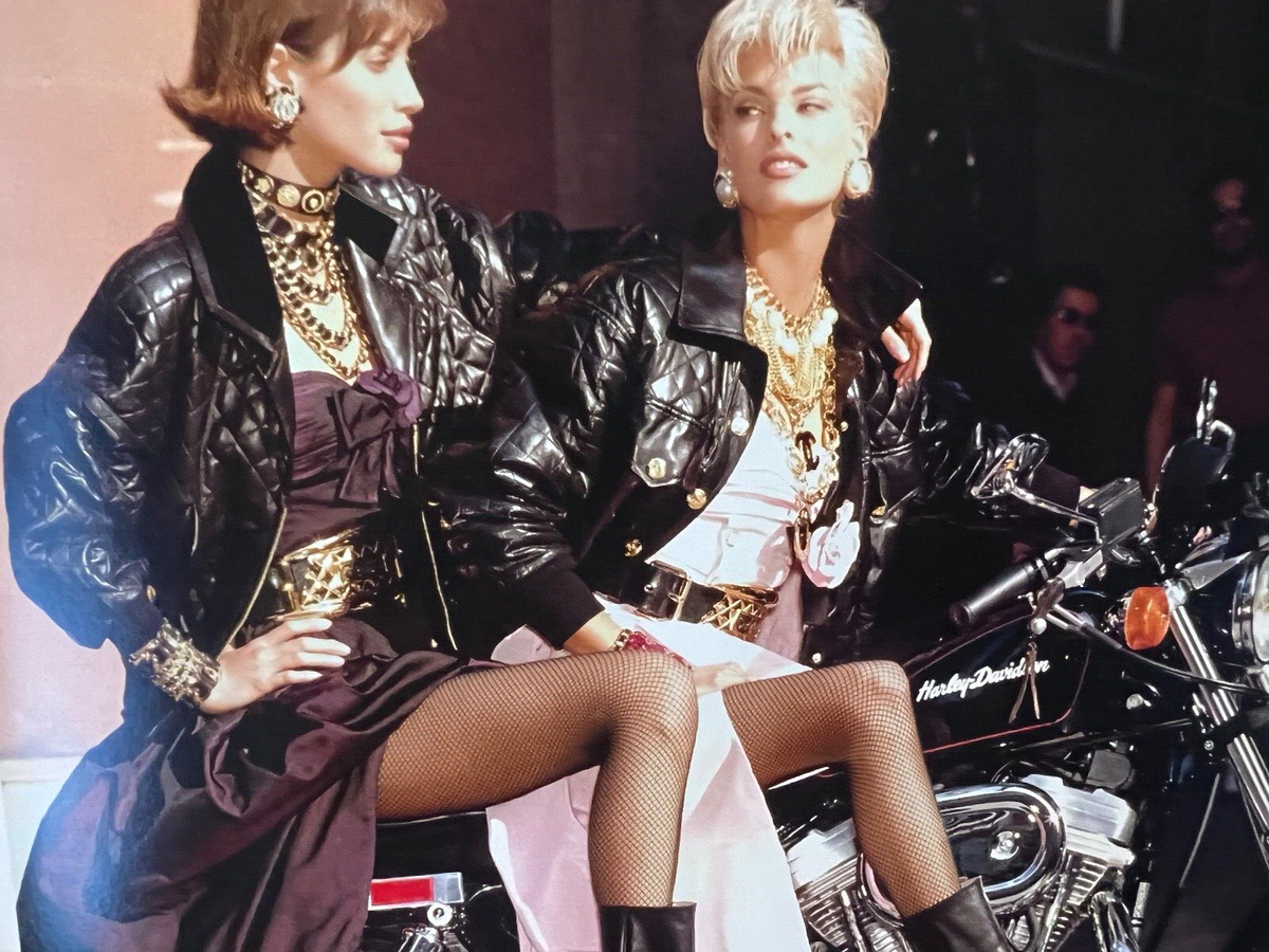 CHANEL BOUTIQUE 1980th Black Leather Jacket Gold Lion CC CHANEL BOUTIQUE 1980th Black Leather Jacket Gold Lion CC