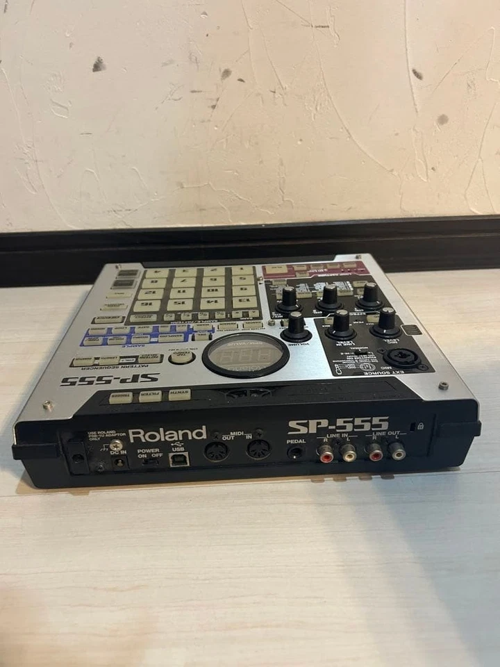 Roland SP-555 Sampling Workstation Phrase Sampler mit Effekten und Pads getestet - Bild 3 von 4