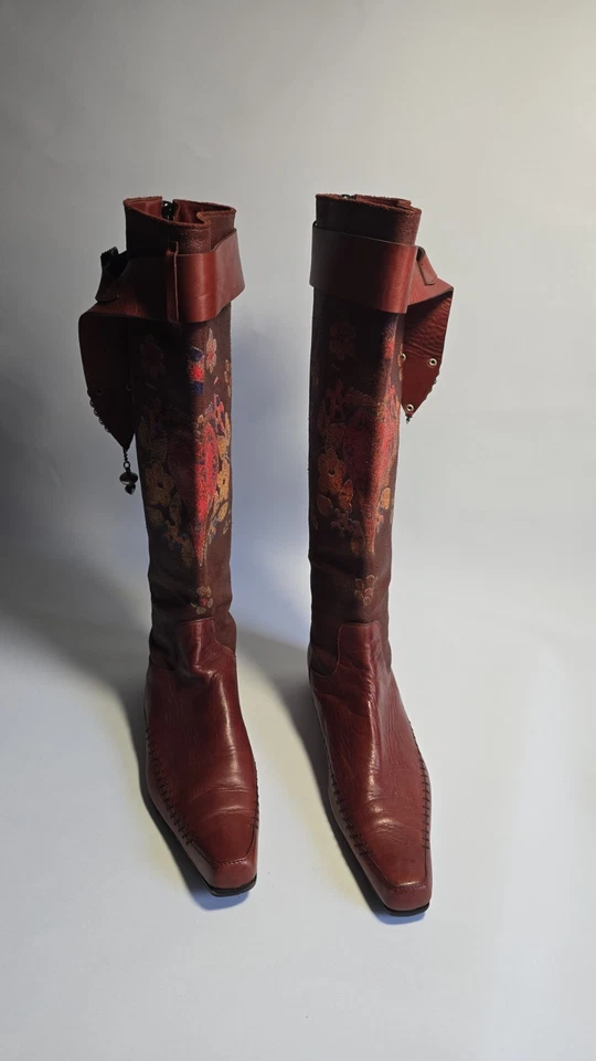 Botas vintage MARITHÉ & FRANÇOIS GIRBAUD tamanho 7 marrom vermelho abaixo do joelho - Imagem 3 de 4