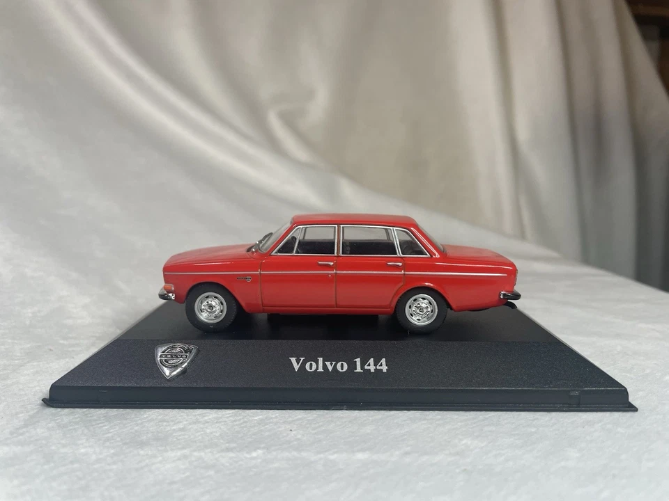 Volvo 144 1:43 Diecast Model –Bright Red– Atlas Volvo Collection - Image 2 of 4