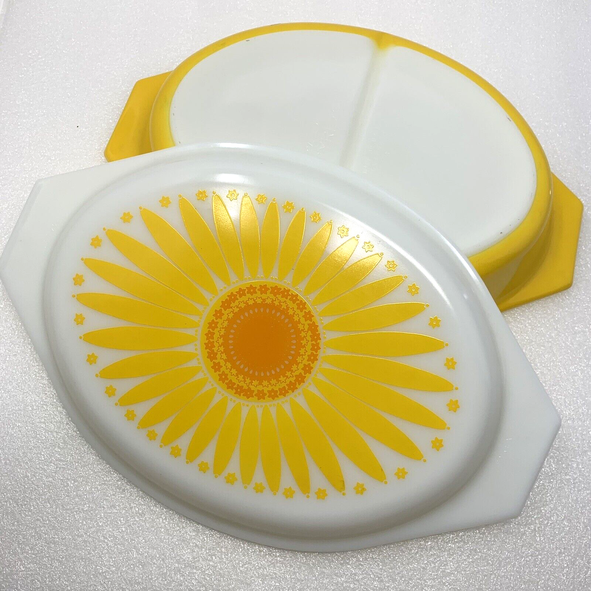 Vintage PYREX Daisy Sunflower 1/2 QT Oval Divided Casserole Baking Dish  Lid - Main Image