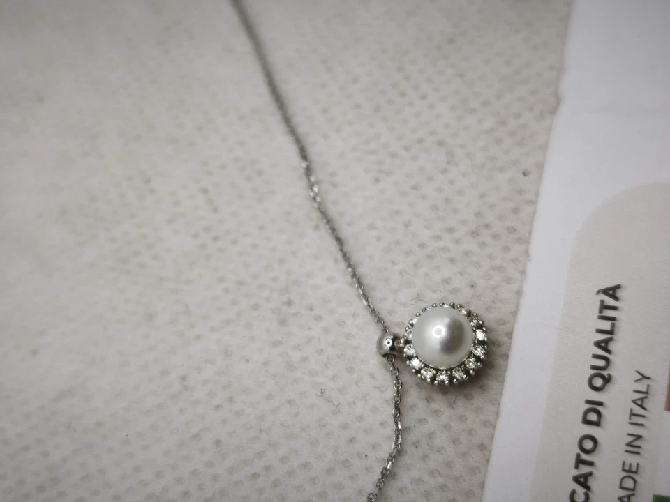 Collana con Perla Naturale In Oro Bianco  9 Kt Contornato Da Zirconi - Immagine 2 di 4