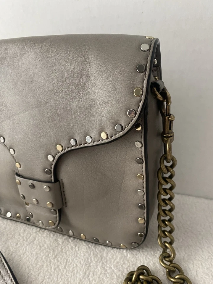 Bolso Bandolera de Cuero Rebecca Minkoff Gris Tachonado Foto 4 de 4
