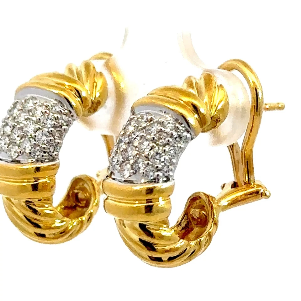 Pendientes tipo argolla de diamantes redondos de oro amarillo de 18 quilates David Yurman Foto 2 de 4