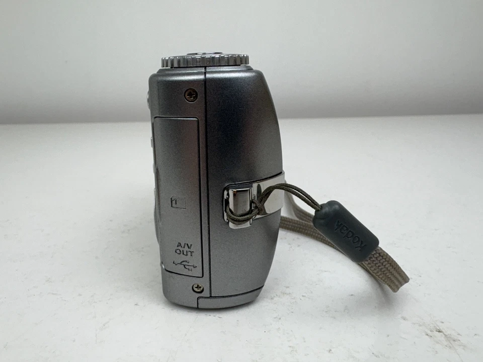 Kodak EasyShare C340 5MP Digital Camera 3x Zoom Silver Faulty battery department - Image 4 of 4