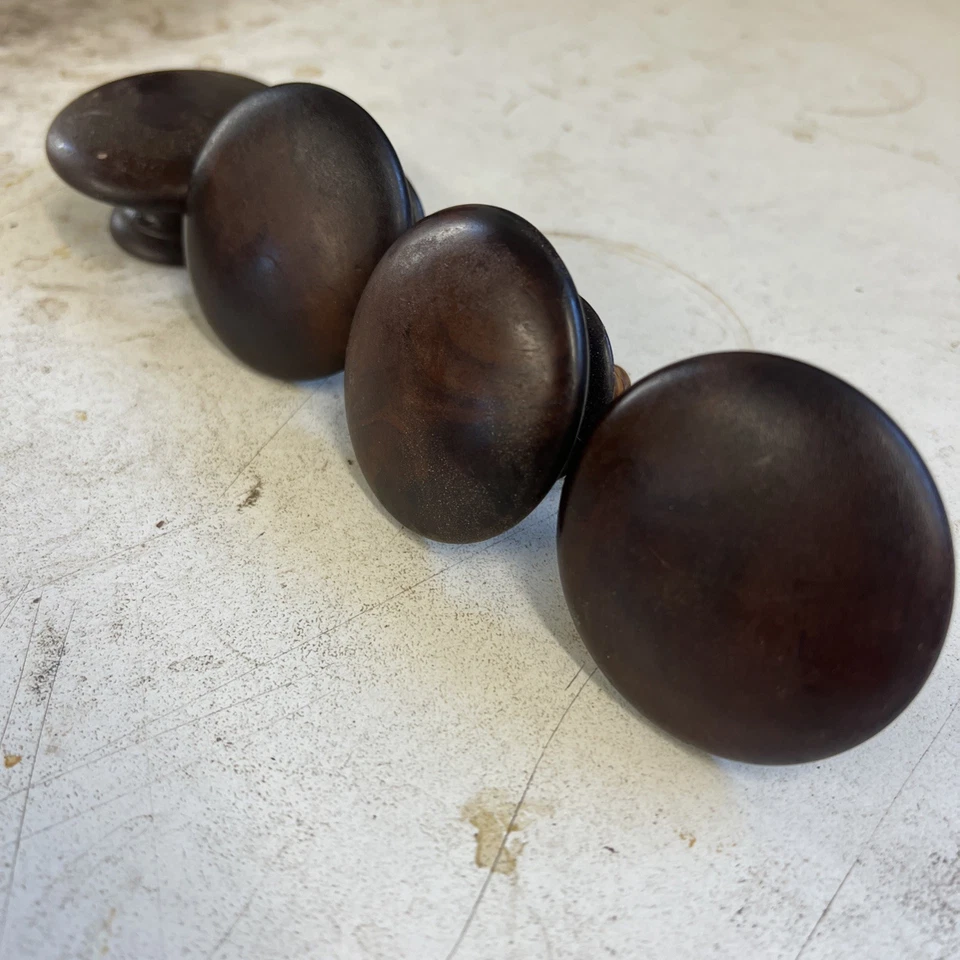 Cuatro perillas de madera de caoba del siglo XIX Foto 2 de 4