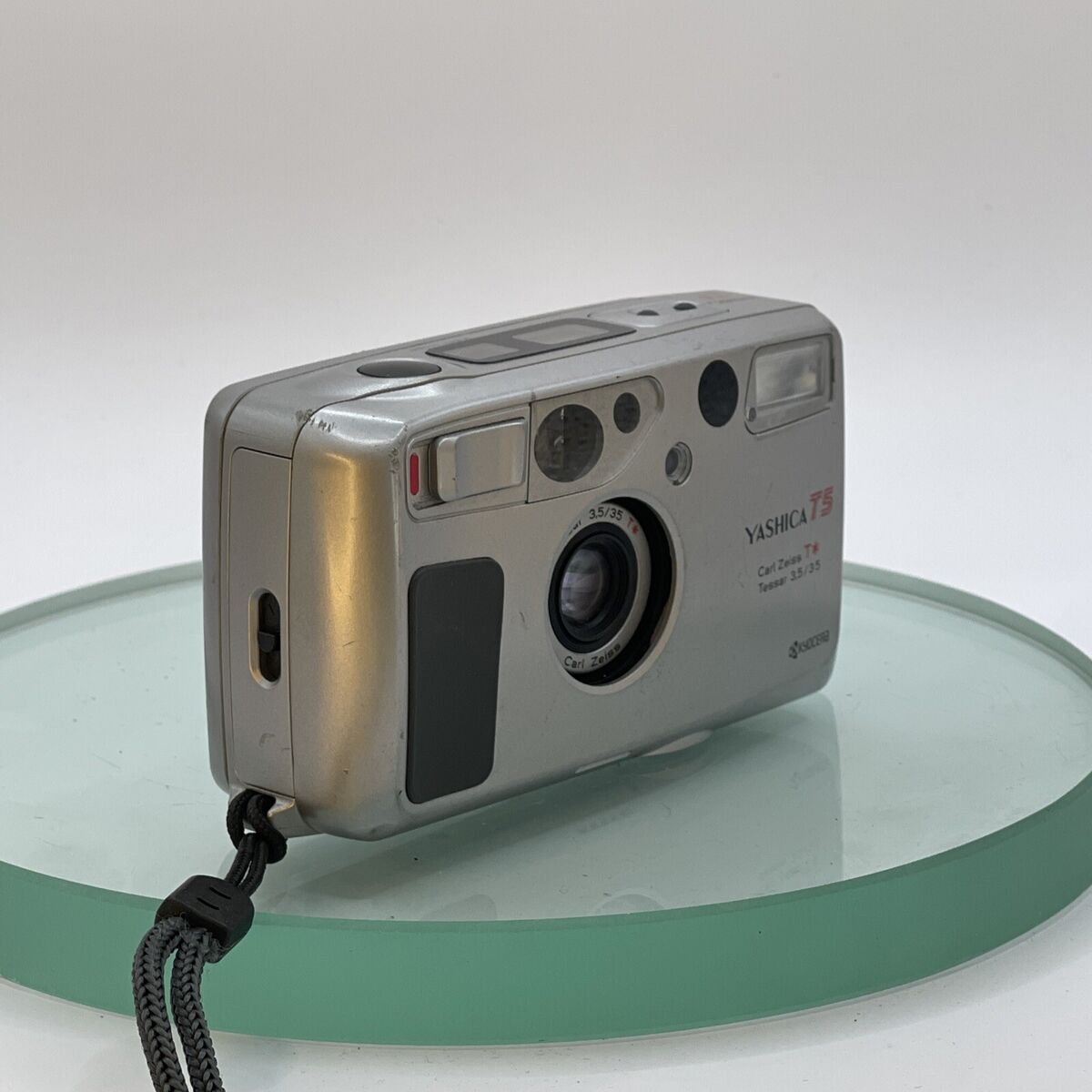 Yashica T5 Carl Zeiss T* Tessar 35mm f/3.5 Kyocera Compact Yashica T5 Carl Zeiss T* Tessar 35mm f/3.5 Kyocera Compact